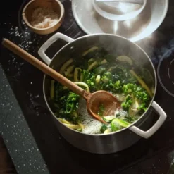 FISKARS Keukenapparatuur - Pan Met Deksel, Inhoud 5 L 1067640 15 FISKARS Keukenapparatuur - Pan Met Deksel, Inhoud 5 L 1067640 -Sanitino Winkel 2d3daf1a9f5fcd21754141f8