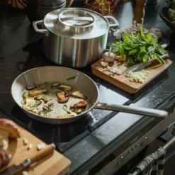 FISKARS Keukenapparatuur - Koekenpan, Diameter 28 Cm 1067633 -Sanitino Winkel 30fff1c0e38abb3de53caf48