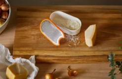 FISKARS Keukenapparatuur - Rasp Met Bakje 1019530 -Sanitino Winkel 69a16d11c051c4961cb9e180