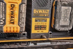 DeWALT Toebehoren - 4A Dubbele Oplader, Voor 18 V Accu&apos;s, In Koffer TOUGHSYSTEM DWST83471 -Sanitino Winkel 7ad65b251854878f4a4d8e8c