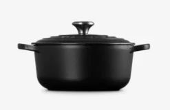 Le Creuset Signature - Ronde Ovenschaal Met Deksel, Inhoud 2,4 L, Noir Mat 21177200000430 -Sanitino Winkel 801b709e66177b8b6af0fa7e