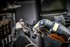 DeWALT Gereedschap - 18V ACCU Brushless Oscillerende Multitool Met Accessoires, 2x 5,0 Ah XR Accu, Oplader DCS356P2 9 DeWALT Gereedschap - 18V ACCU Brushless Oscillerende Multitool Met Accessoires, 2x 5,0 Ah XR Accu, Oplader DCS356P2 -Sanitino Winkel 930717d466e7a7365a91cce8