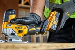 DeWALT Gereedschap - 18V ACCU Decoupeerzaag, Zonder Accu En Oplader DCS335N -Sanitino Winkel b548ef6fc10b21ec431c7b0c