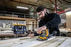 DeWALT Gereedschap - 18V ACCU Excentrische Schuurmachine, Zonder Accu En Oplader DCW200NT -Sanitino Winkel bdb772ae783342b60ee2e35a