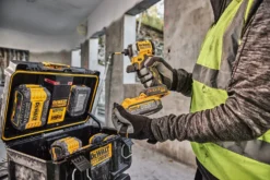 DeWALT Toebehoren - 4A Dubbele Oplader, Voor 18 V Accu&apos;s, In Koffer TOUGHSYSTEM DWST83471 -Sanitino Winkel d098eb4c8102cf8a74ae84a0