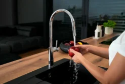 Sanela - Elektronische Keukenkraan Met Uittrekbare Vuistdouche, Netvoeding, Chroom SLU 68 -Sanitino Winkel d780f446904671ce9d544184